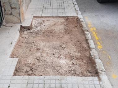 Reparació d'una voravia realitzada pels treballadors de la brigada municipal