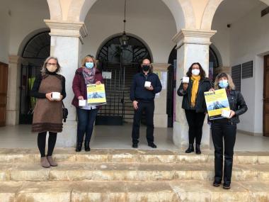 El Batle Juan Rodríguez acompanyat per la regidora de Sanitat, Dolors Sánchez i per representants de l'AECC de Ses Salines i Migjorn