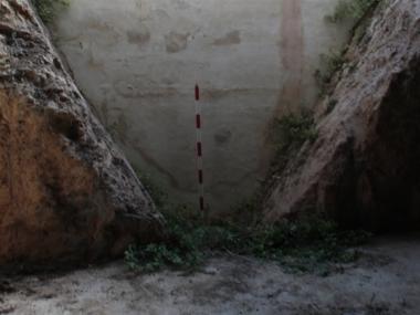 Imatge del fossat romà seccionat al seu pas pel carrer de la Pau, des del soterrani d'un edifici
