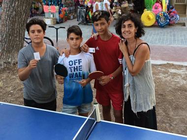 Fotos del Correfoc de la víspera de Santa Joan, la festa en el día de la festivitat i del Torneig de ping pong celebrat a la Colònia