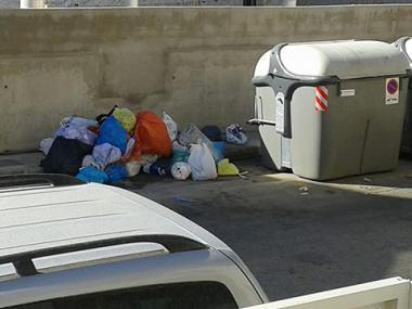 L’Ajuntament activa un protocol contra l’acumulació de fems als carrers de la Colònia