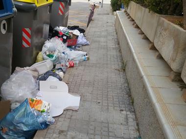 L’Ajuntament activa un protocol contra l’acumulació de fems als carrers de la Colònia