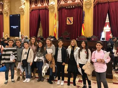 Visita escolars saliners i coloniers al Parlament	