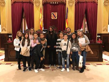 Visita escolars saliners i coloniers al Parlament	