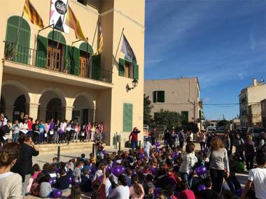 Els alumnes de ses Salines i la Colònia celebren el 25N	