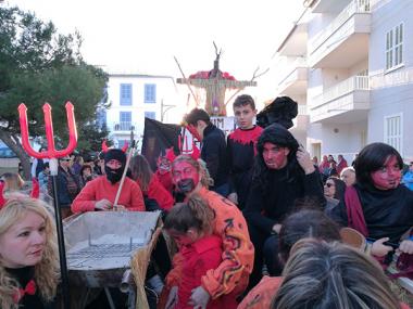 Avui horabaixa ha tocat el torn als animalets de la Colònia de Sant Jordi..., les tradicionals beneïdes, sempre amb olor a mar...? 