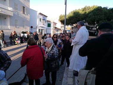 Avui horabaixa ha tocat el torn als animalets de la Colònia de Sant Jordi..., les tradicionals beneïdes, sempre amb olor a mar...? 