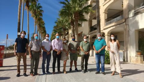 El batle de ses Salines, Juan Rodríguez, acompanyat del president de la Junta de Districte, Guillem Mas; el president de l'associació hotelera, Gori Bonet, entre altres membres del consistori saliner, representants dels teixits comercial i turístic del municipi.
