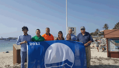 Bandera blava atorgada a la platja del Port de la Colònia