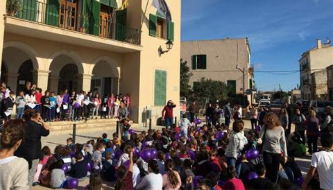Els alumnes de ses Salines i la Colònia celebren el 25N	