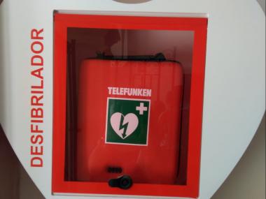 Equip de reanimació cardíaca present a tots els edificis públics del municipi